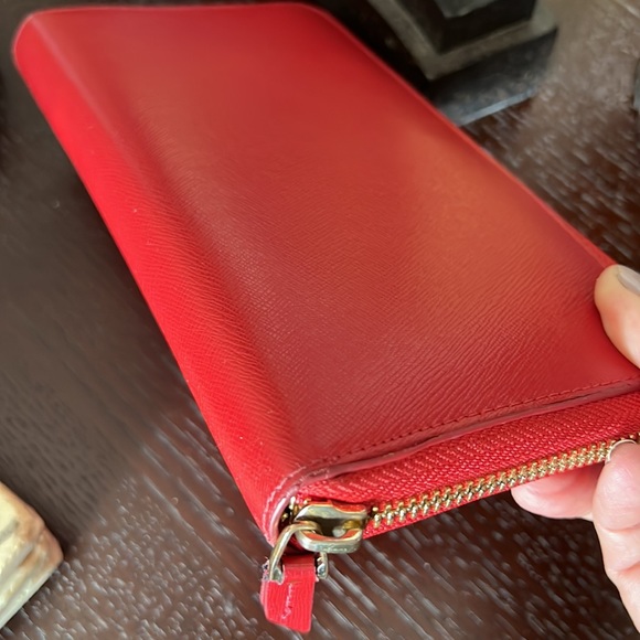 NEIMAN MARCUS RED LEATHER ZIPPIE WALLET - Picture 7 of 7